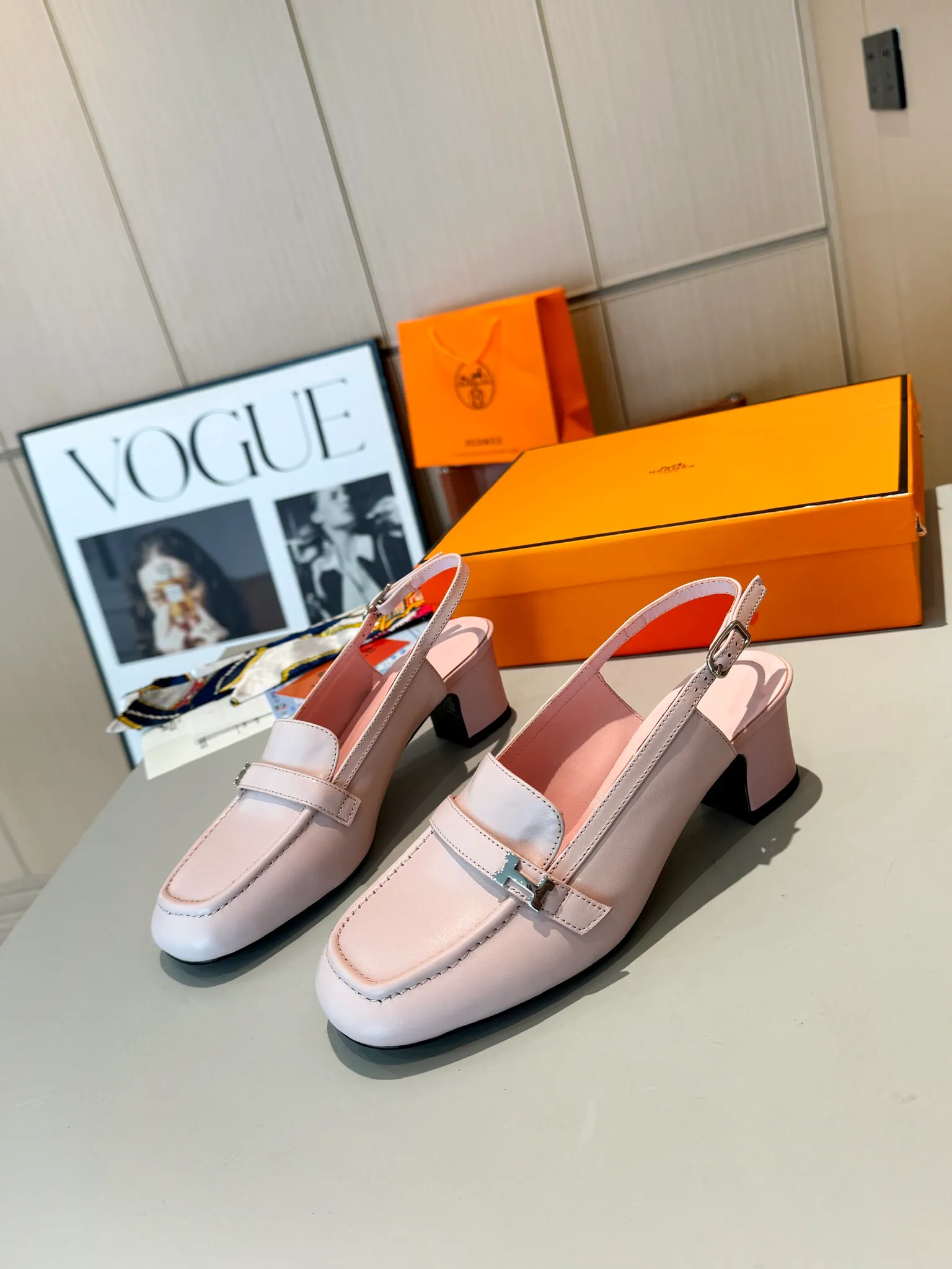 👟👟Ex-factory price 520👟👟 Hermes Groupie square-toe H-buckle mules, half-drag high heels and flat heels; the foot feel at the counter is invincible, groupie Mule shoes are made of h-buckle canvas and calfskin with mini silver Paris shoe buckles and contrasting piping. They are super beautiful in real life. Upper: imported original calfskin/original molded fabric. Lining: sheepskin. Outsole: Italian genuine leather outsole. Original packaging. Heel height: 5cm and 2 types of flat heel. Size: 35-41 (customized in size 42). Color: 6 colors.